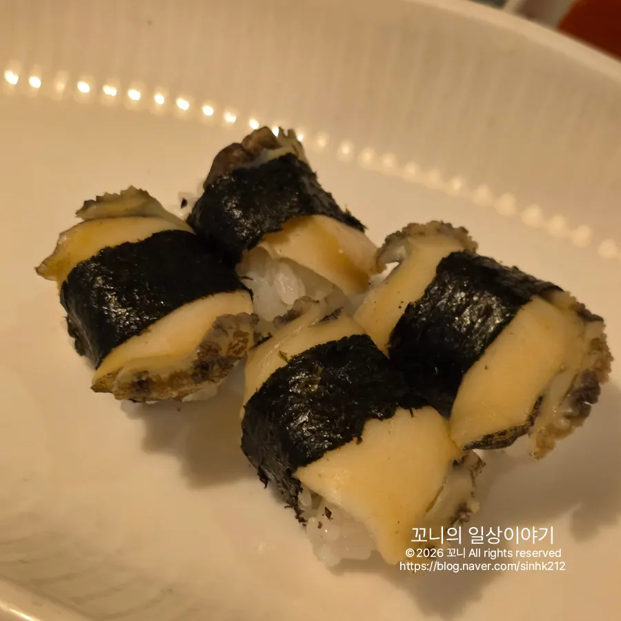 전복 살을 올린 전복초밥
