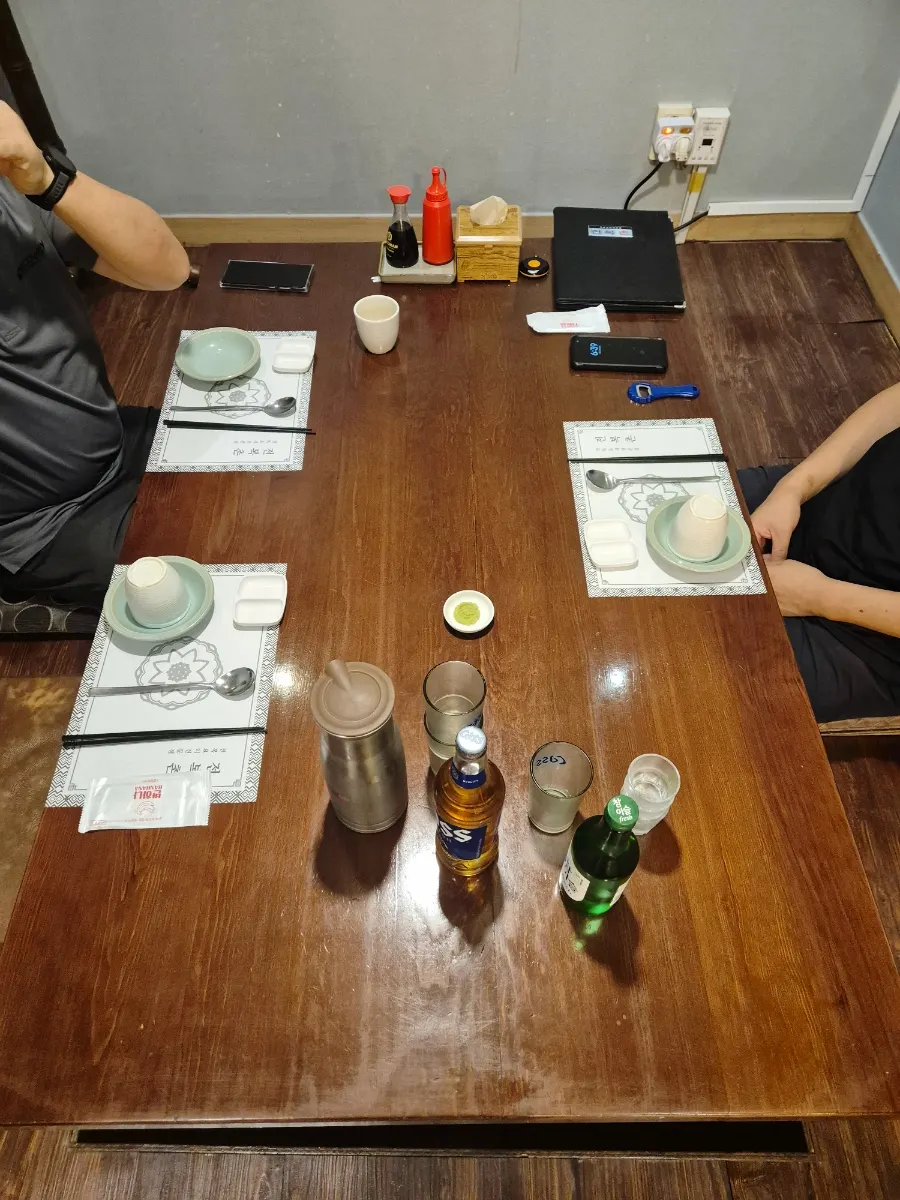 3인이 앉은 전복촌 넓은 룸 좌석