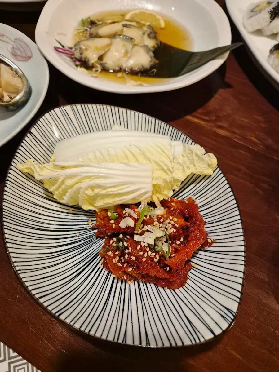 싱싱한 전복회 한 접시
