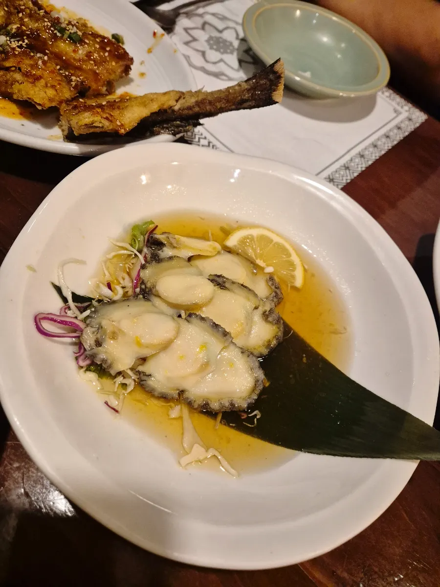 삶은 전복을 올린 전복초밥