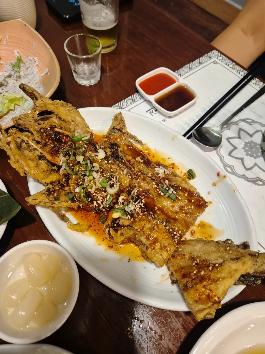 음식이 꽉 찬 전복정식 한상 차림