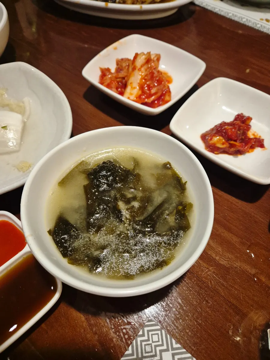 후식으로 나온 밥과 미역국, 기본 반찬