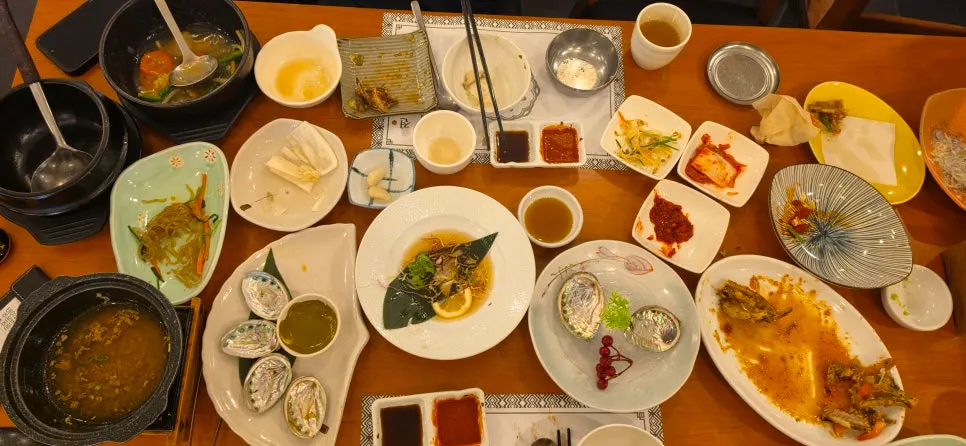 전복촌 식사를 마친 테이블 전경