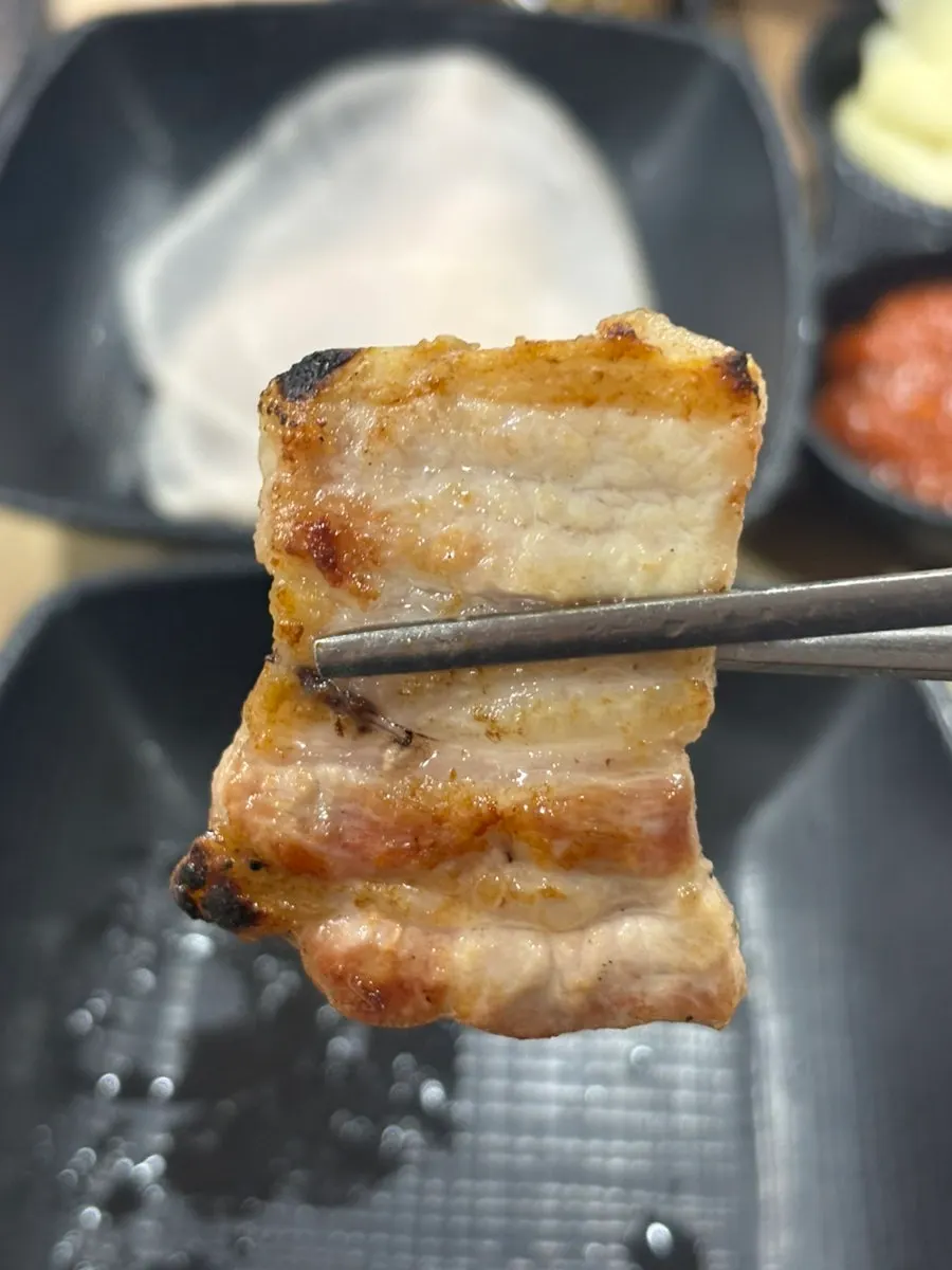 Grill with kimchi and mushrooms cooking together