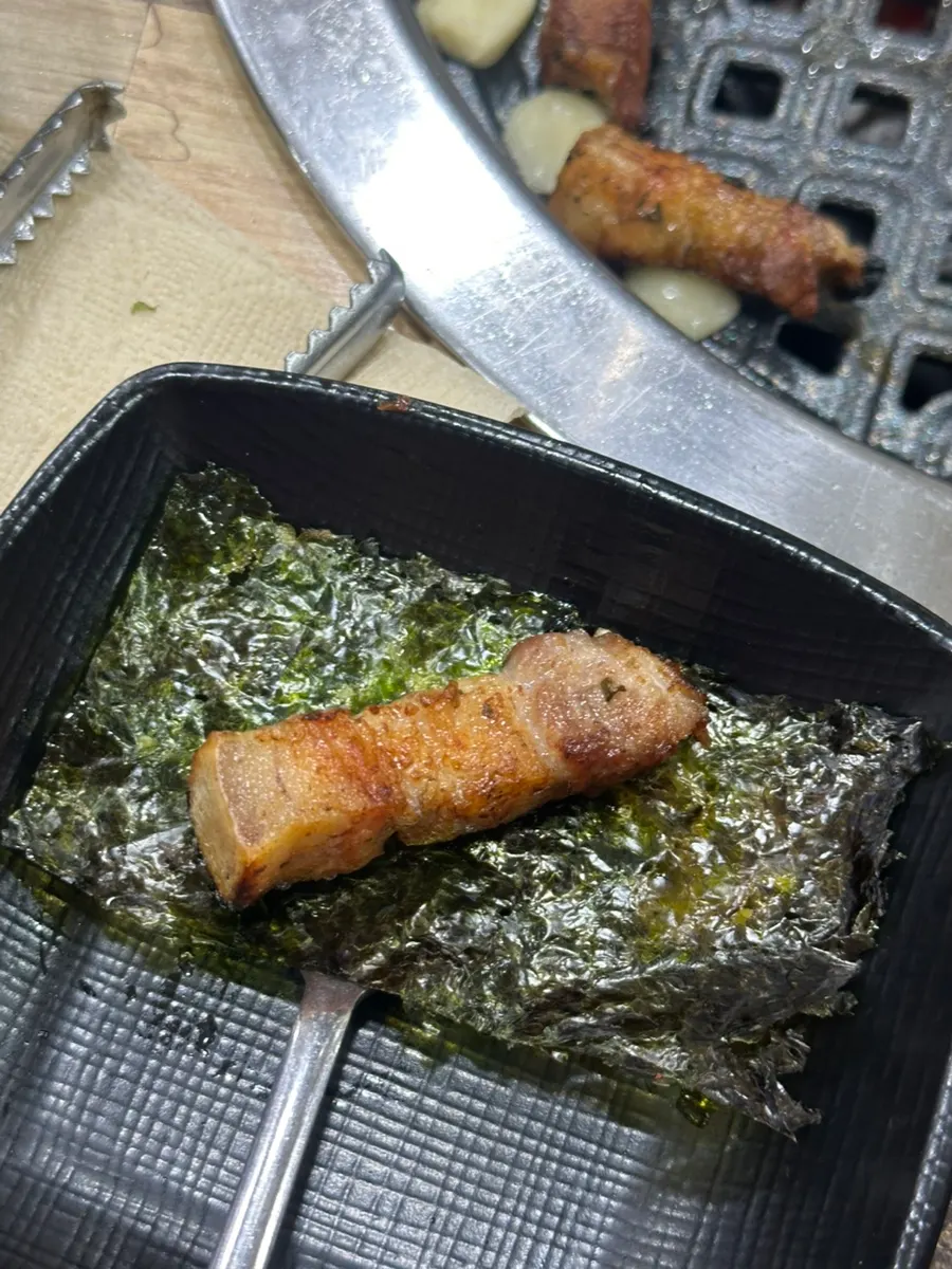 Gim being grilled on the pan