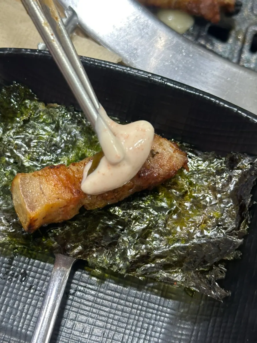 Meat placed on top of grilled gim