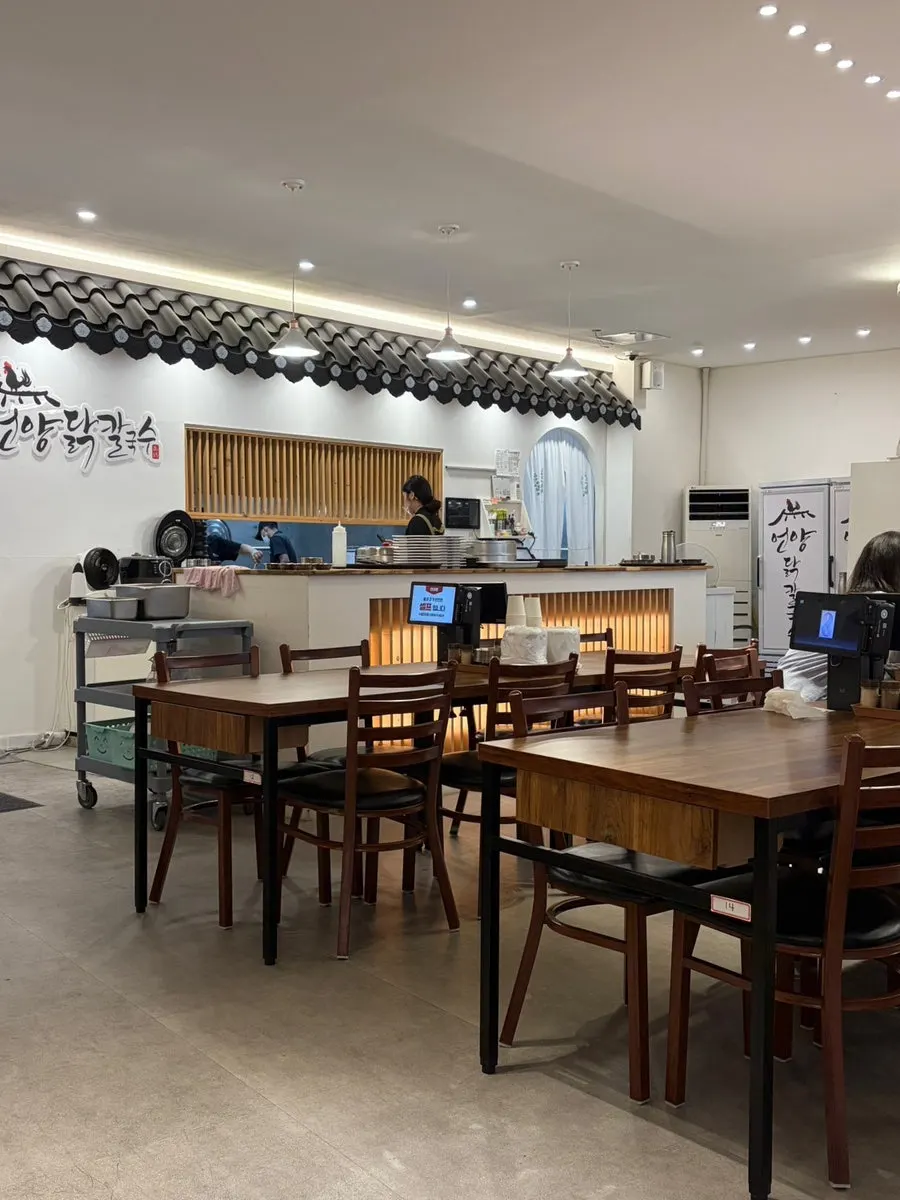 Table seating inside Eonyang Dak Kalguksu