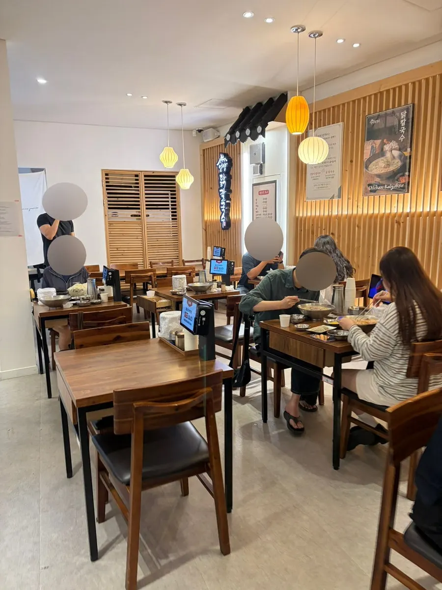 Another angle of the interior of Eonyang Dak Kalguksu