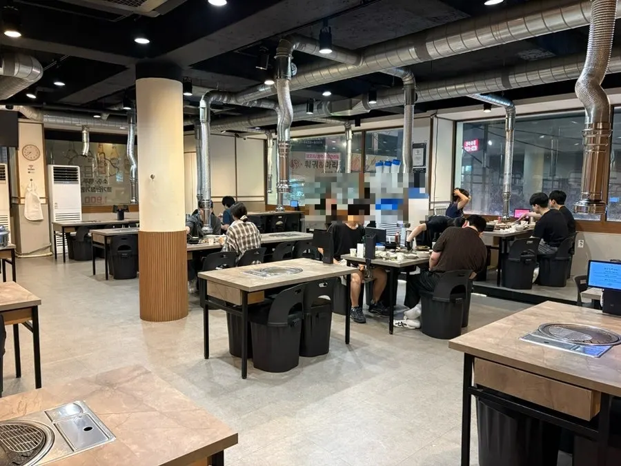 테이블 간격이 넉넉한 매장 사진