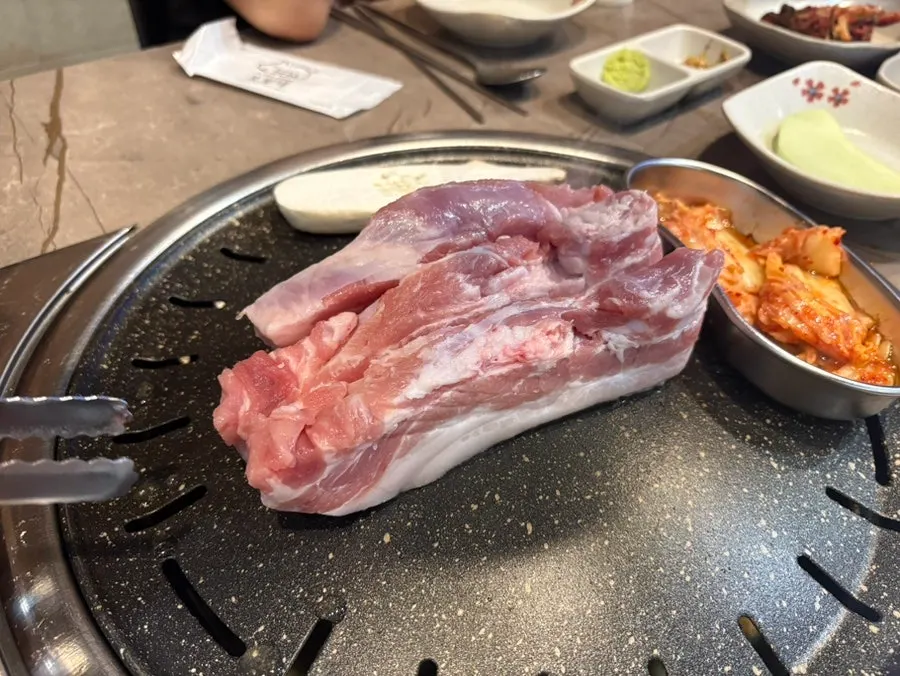 목살과 삼겹살 세트 고기 사진