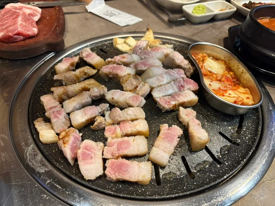 두툼한 삼겹살 고기 사진