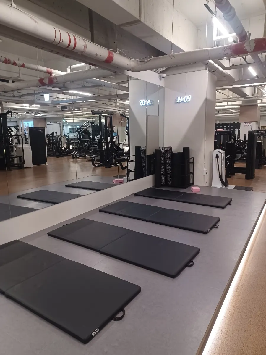 Stretching zone and workout-area layout