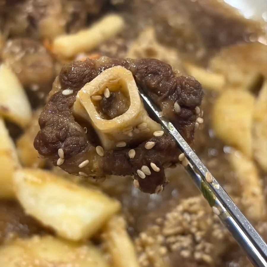 야들야들한 소꼬리찜 클로즈업