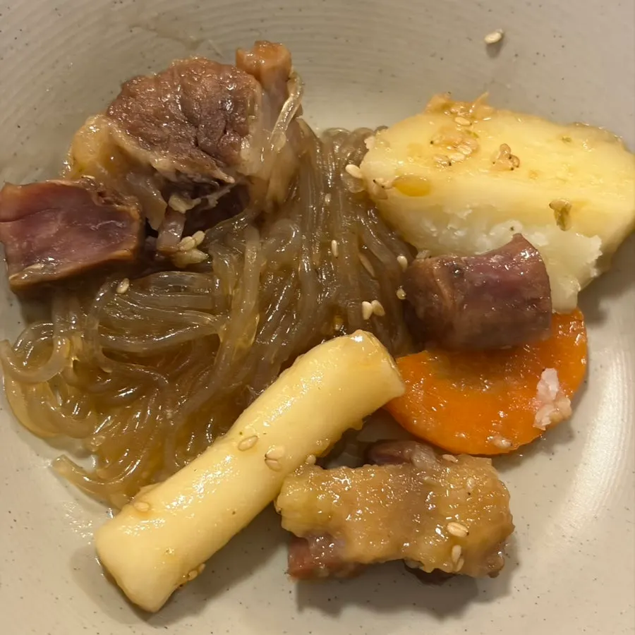 밥에 올린 소꼬리찜 한 숟갈