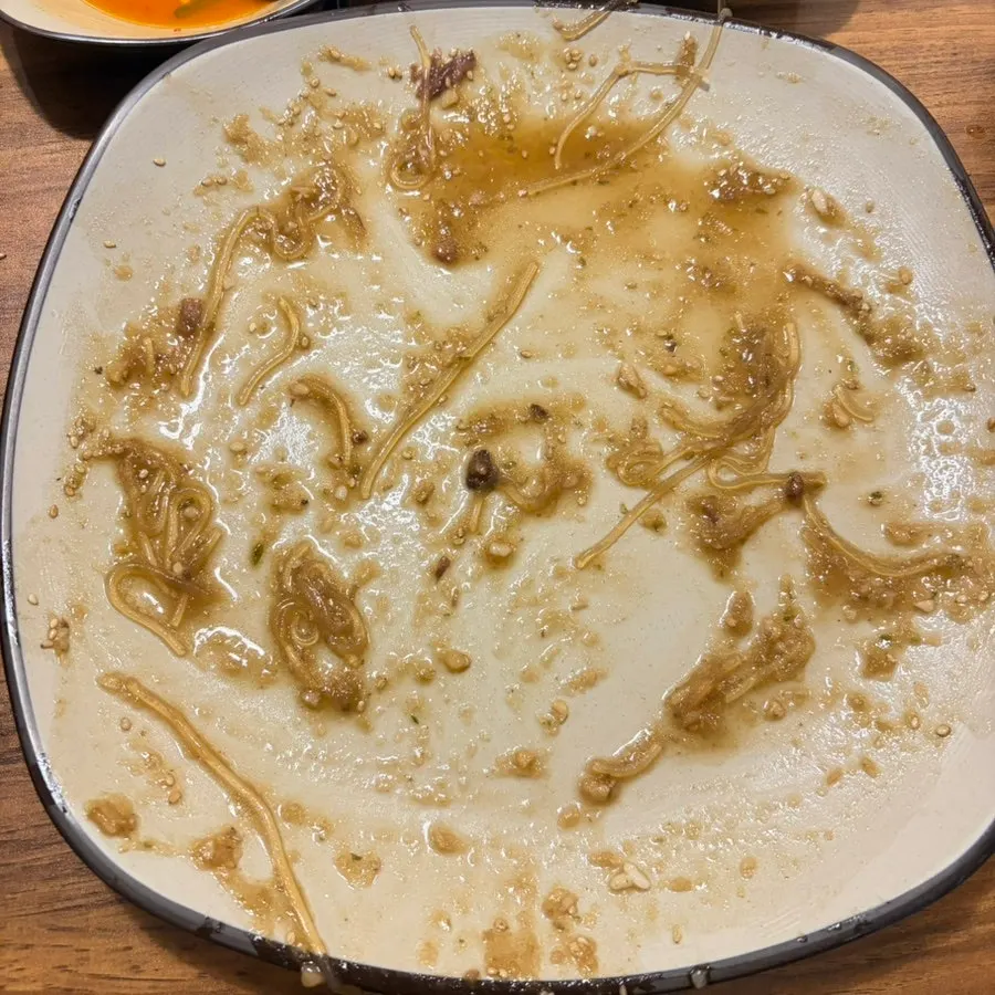 절반 이상 비워진 소꼬리찜