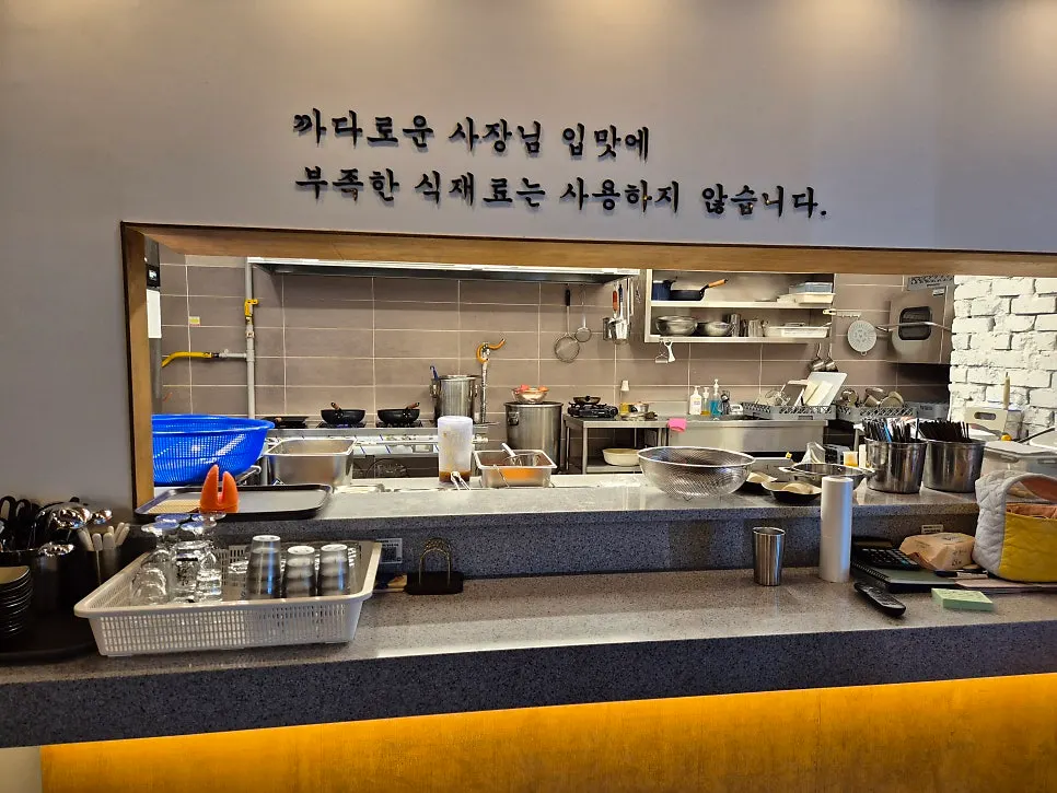 Wide dining hall extending up to the 2nd floor