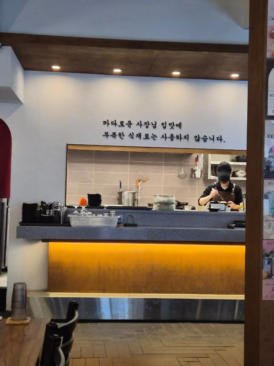 店の奥の半オープン型キッチン