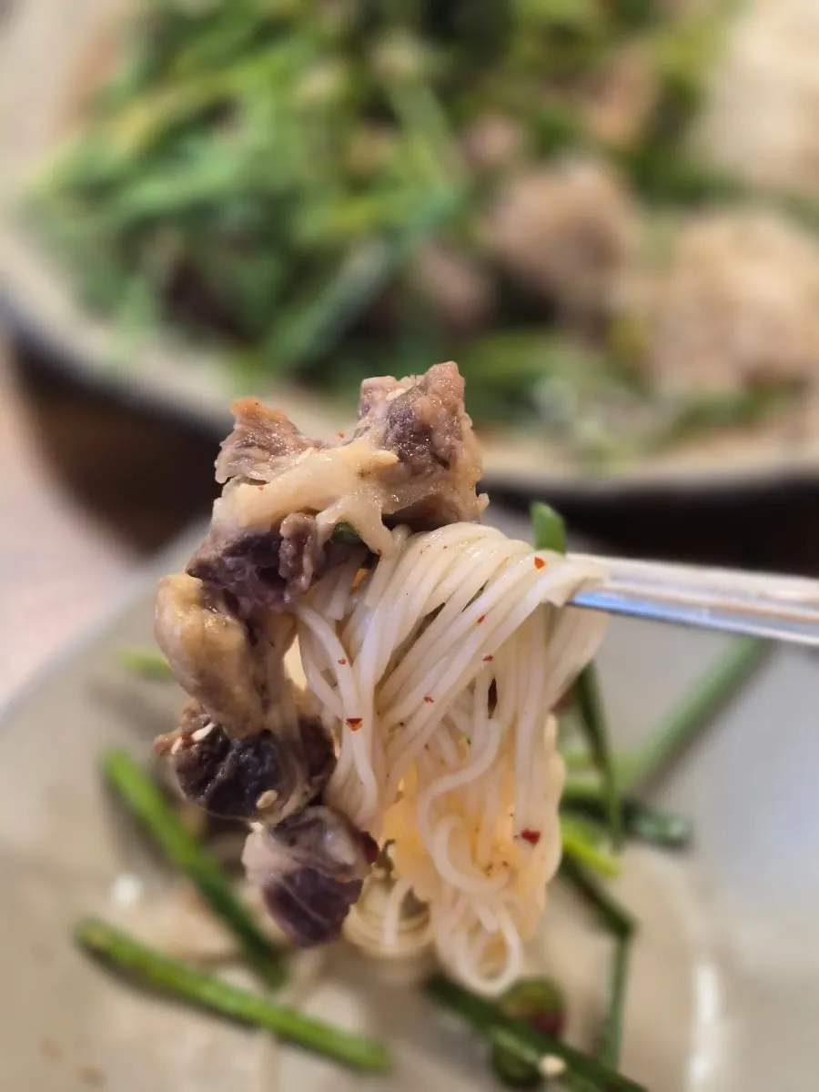 骨をほぐして食べる牛テール蒸し