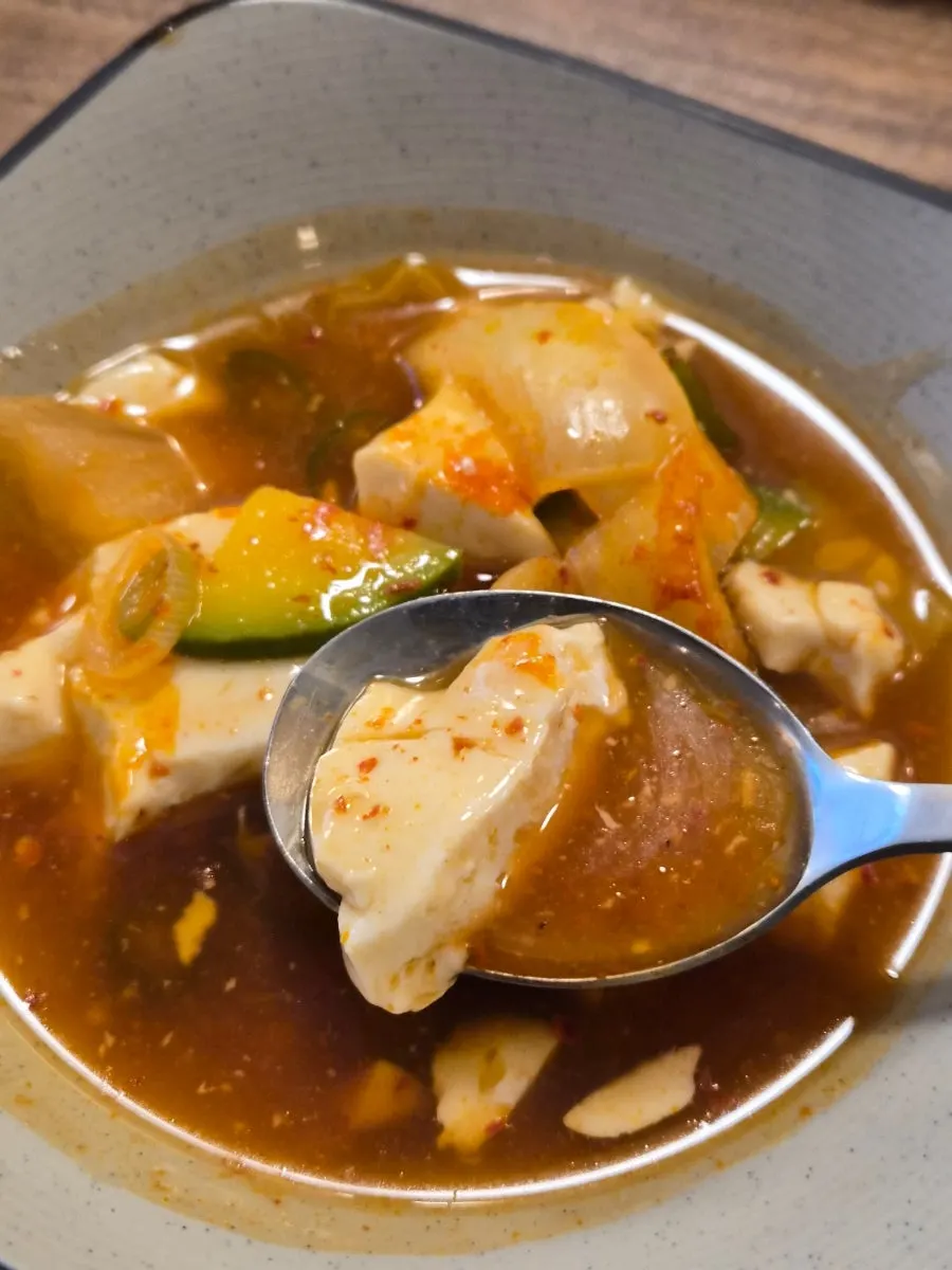 煮込む純豆腐チゲと牛テール蒸しの食卓
