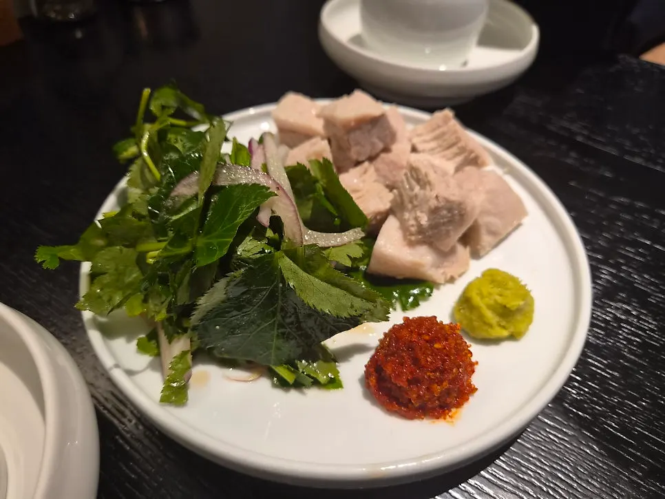 Chamnamul salad and herring roe served with onjeyuk
