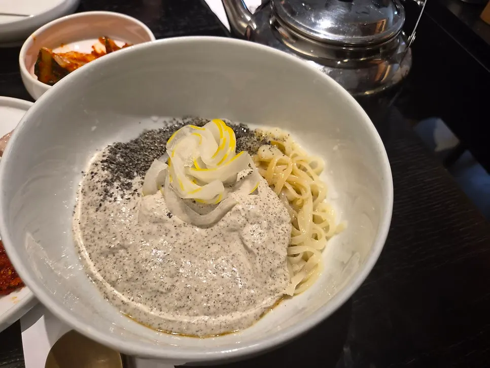 A bite combining pork jowl and chamnamul