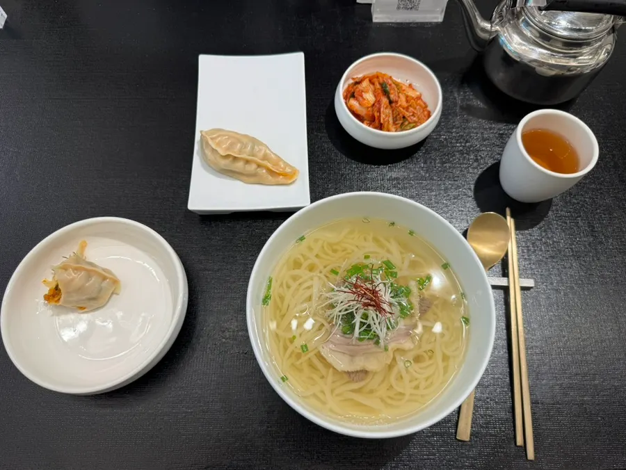 A solo meal of gom-kalguksu and kimchi dumplings