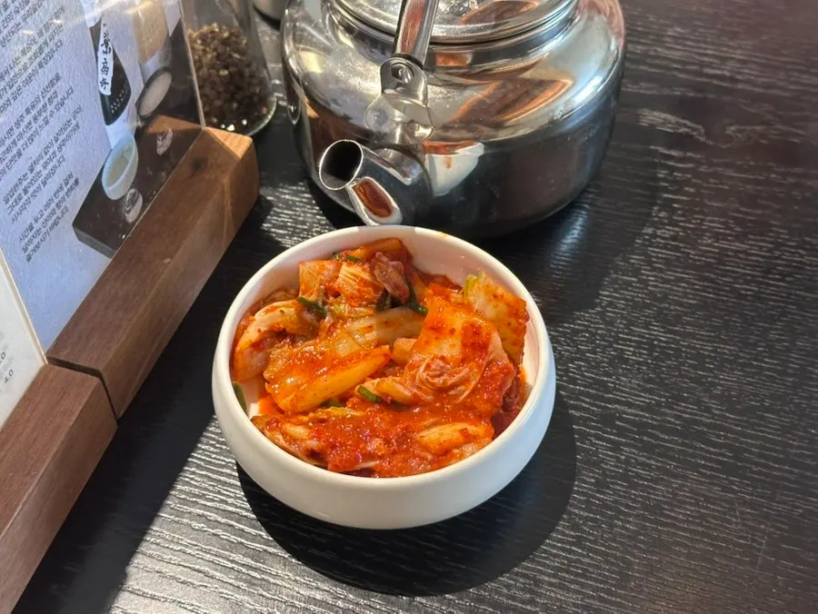 곰칼국수 곁들임 김치와 양념