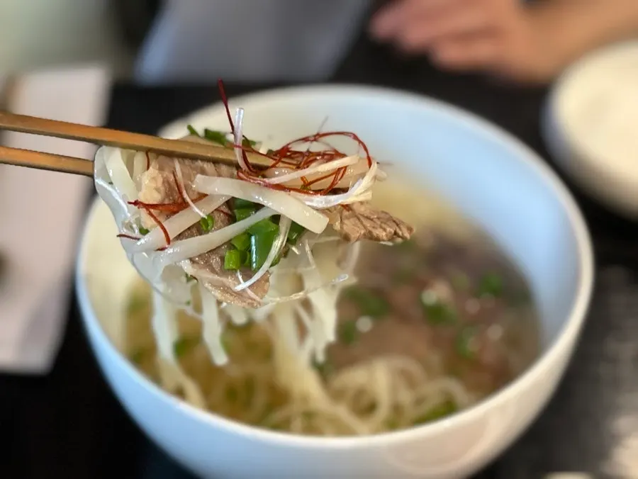 소고기 고명 올린 맑은 곰칼국수 사진