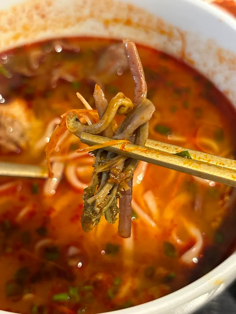 육개장 칼국수 면과 국물 사진