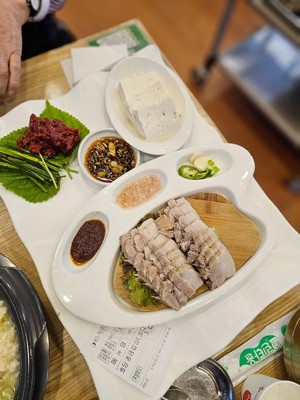 코다리 양념구이가 놓인 명품밥상 상차림