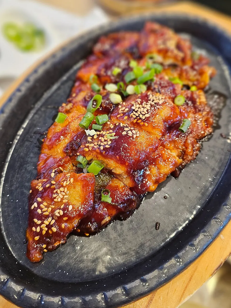 수육과 손두부로 차려진 두부삼합
