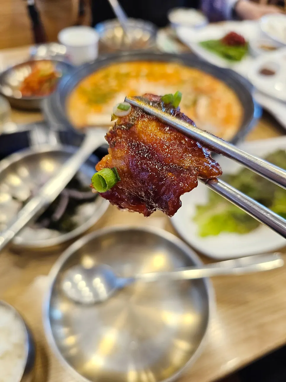 순두부전골과 함께 먹는 반찬 한 접시