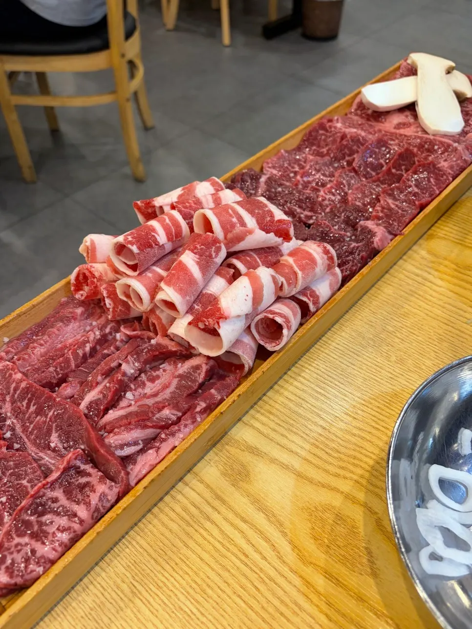Plate of raw beef for the 600g big beef set