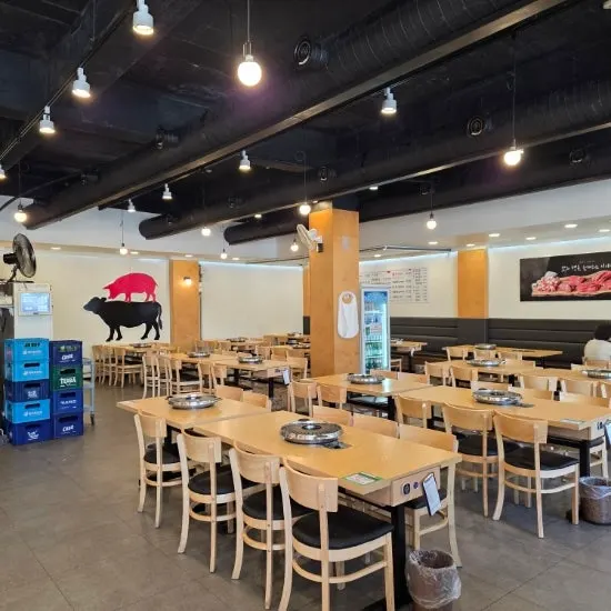 불판이 설치된 정육식당 테이블 좌석