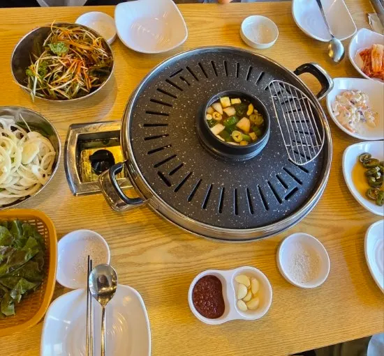 테이블에 차려진 기본 상차림