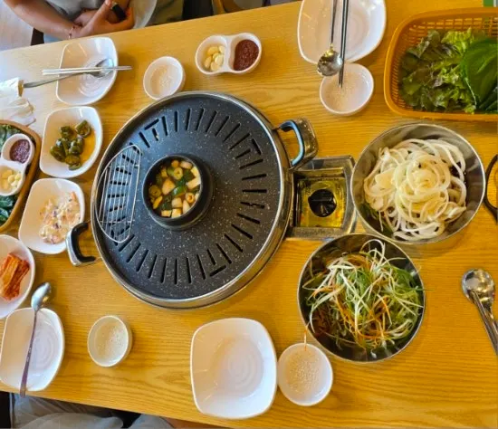 기본찬과 채소가 놓인 고깃집 세팅
