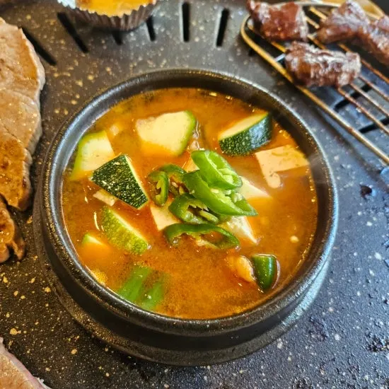 불판 가운데에서 끓고 있는 무한리필 된장찌개