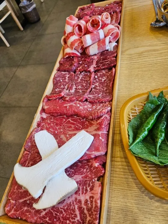 푸짐하게 담긴 생소고기 모둠 부위