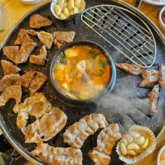 불판에서 구워지는 소고기와 마늘