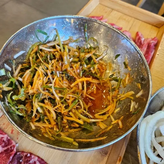 참기름을 넣어 비빈 파절이