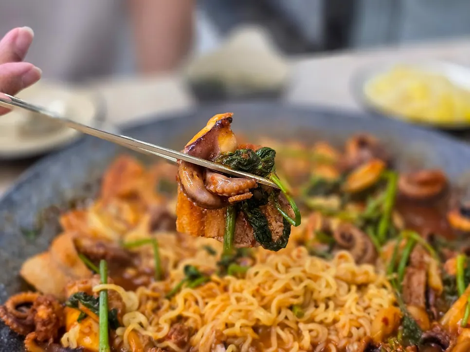 Stir-fried griddle jjukkumi with ramen noodles