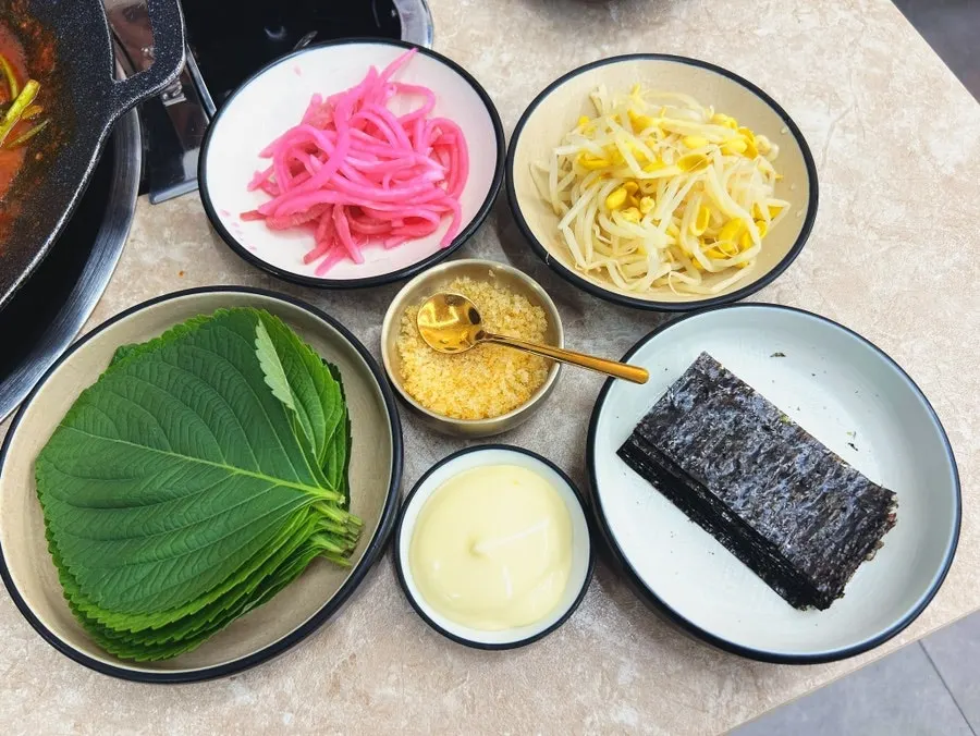 무생채 콩나물 김 날치알 깻잎 밑반찬 상차림