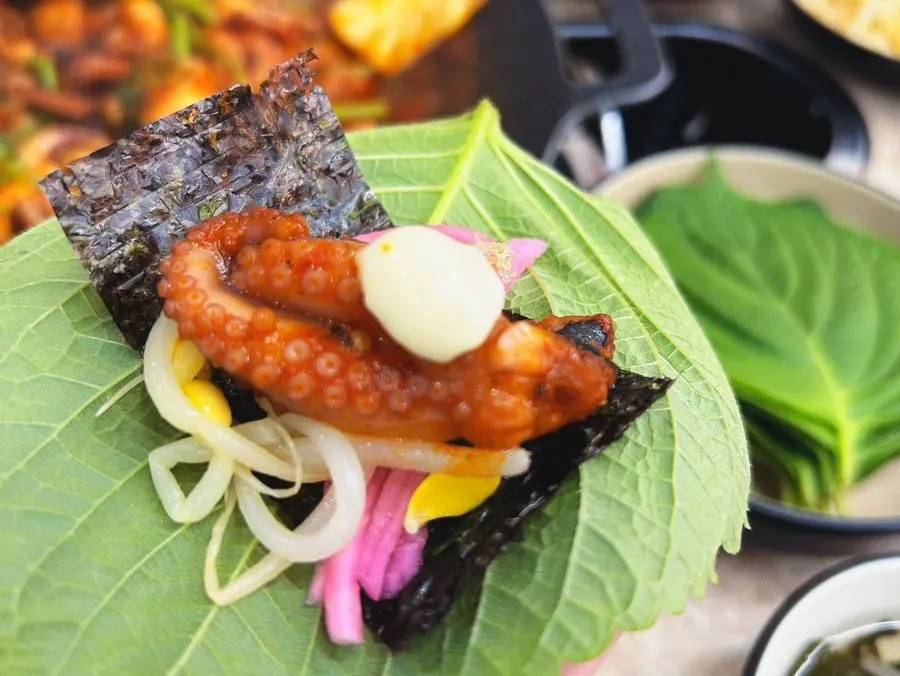 깻잎과 김에 쭈꾸미를 올린 쌈