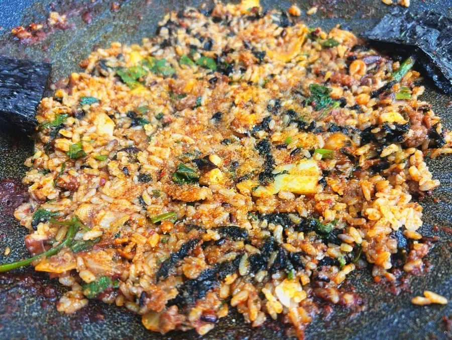 직원이 볶아준 날치알볶음밥