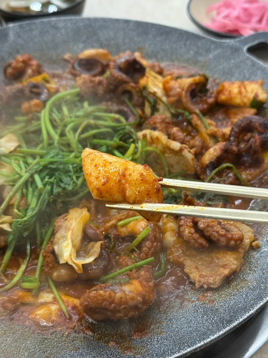 Seasoned jjukkumi with cabbage and minari