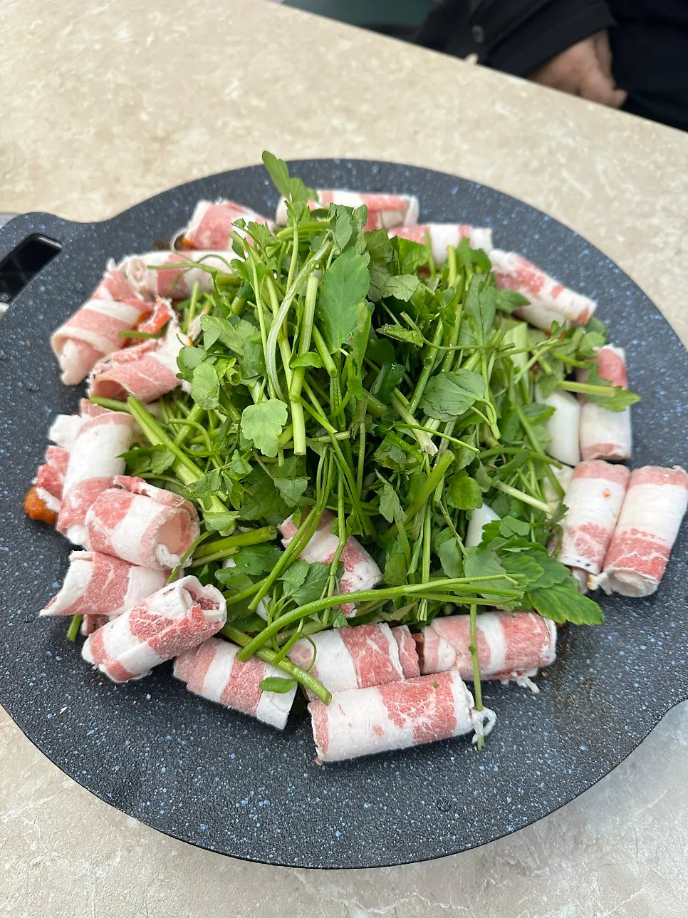 미리 세팅된 2인 테이블과 반찬