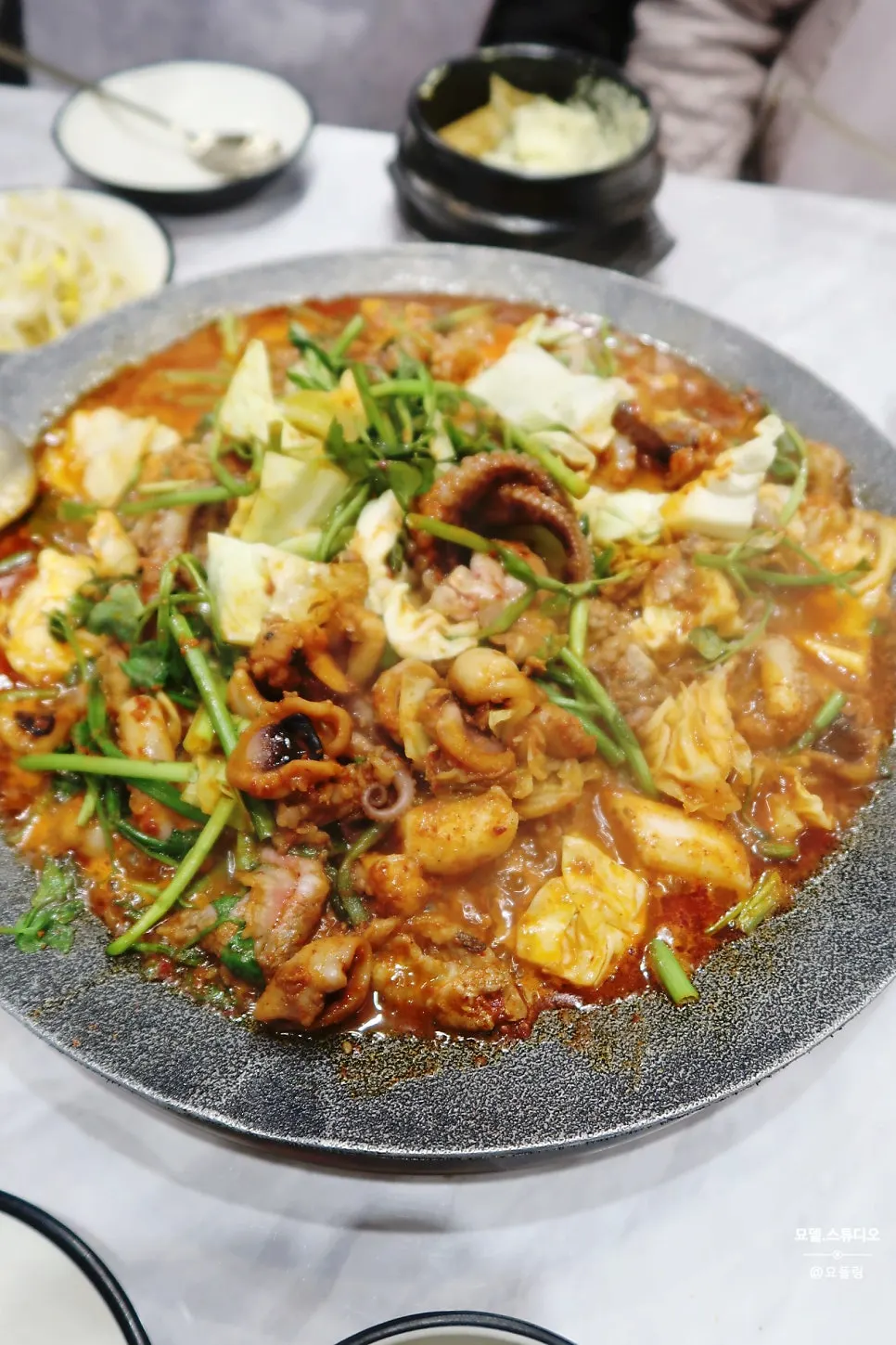 잘 익어가는 철판쭈꾸미 클로즈업