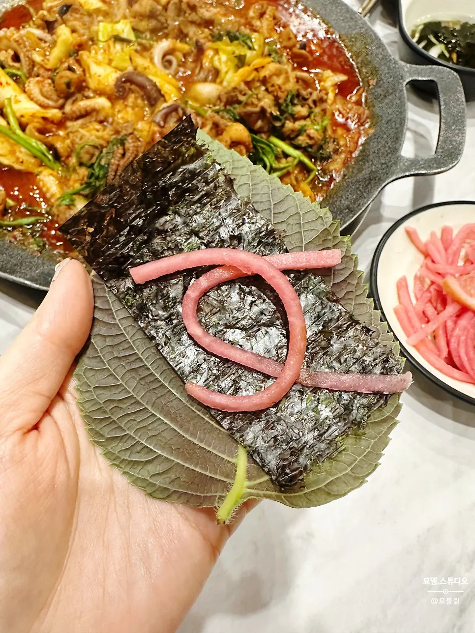 깻잎 위에 김을 얹은 쌈