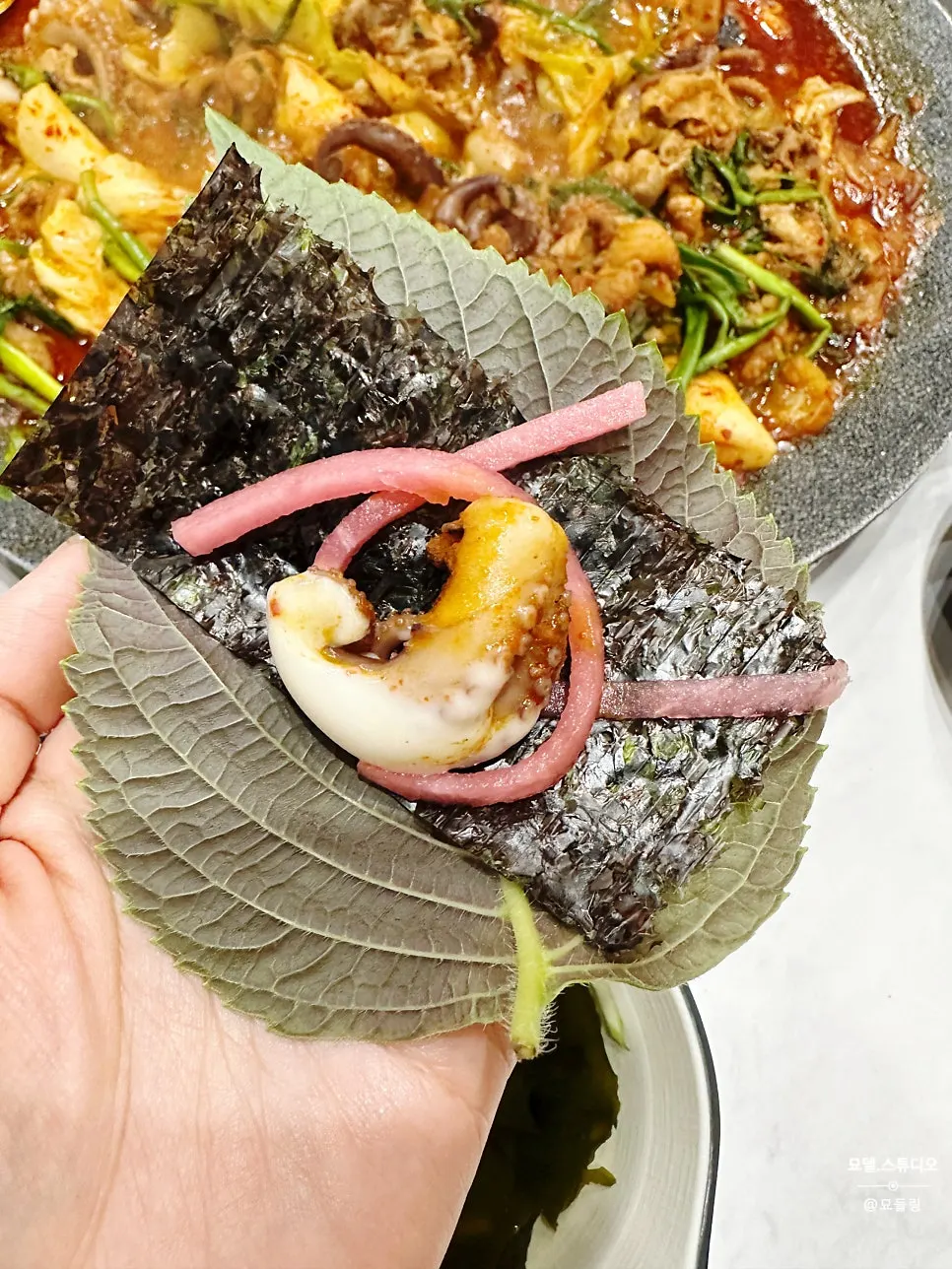 무채와 쭈꾸미를 올린 깻잎쌈