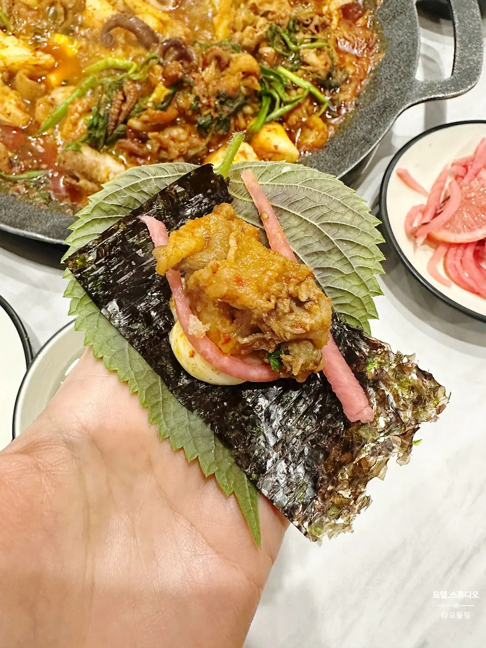 우삼겹까지 올린 쭈꾸미 깻잎쌈 한입
